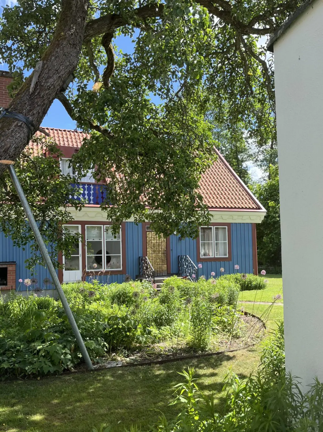 Den vackra trädgården runt Ljungbergmuseet.