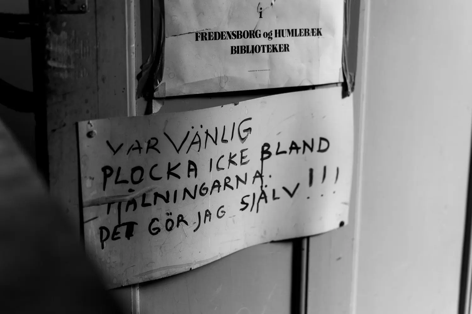 Sven Ljungbergs ateljé, handskrivna lappar på en vägg.