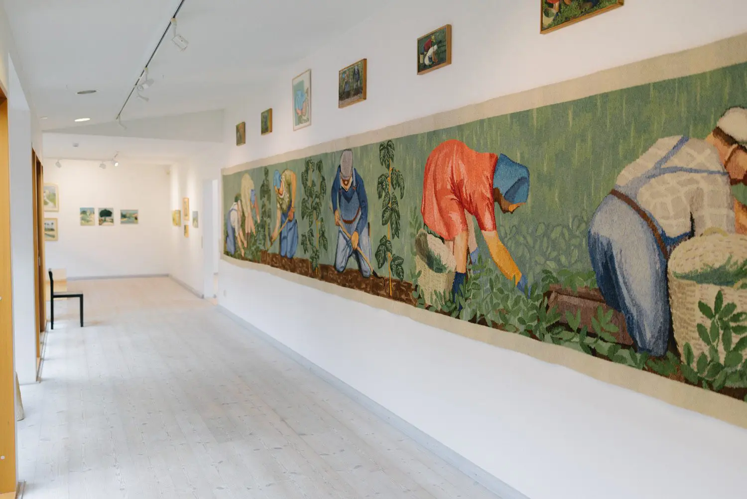 Stor tavla i Ljungbergmuseet i en stor och ljus sal.