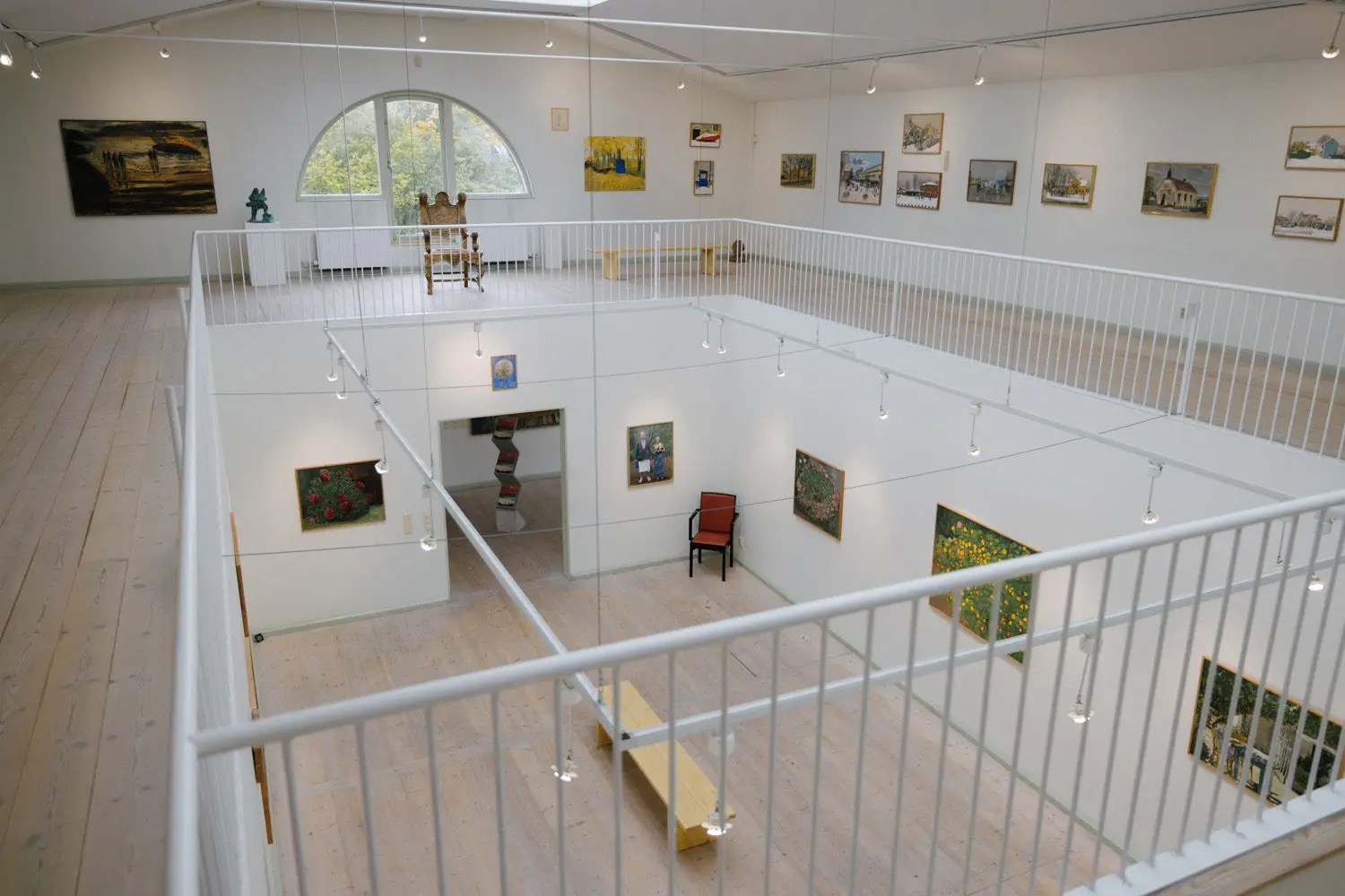 Utställning på Ljungbergmuseet i en stor och ljus sal.