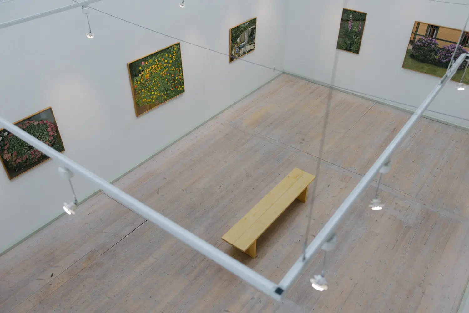 Utställning på Ljungbergmuseet i en stor och ljus sal.