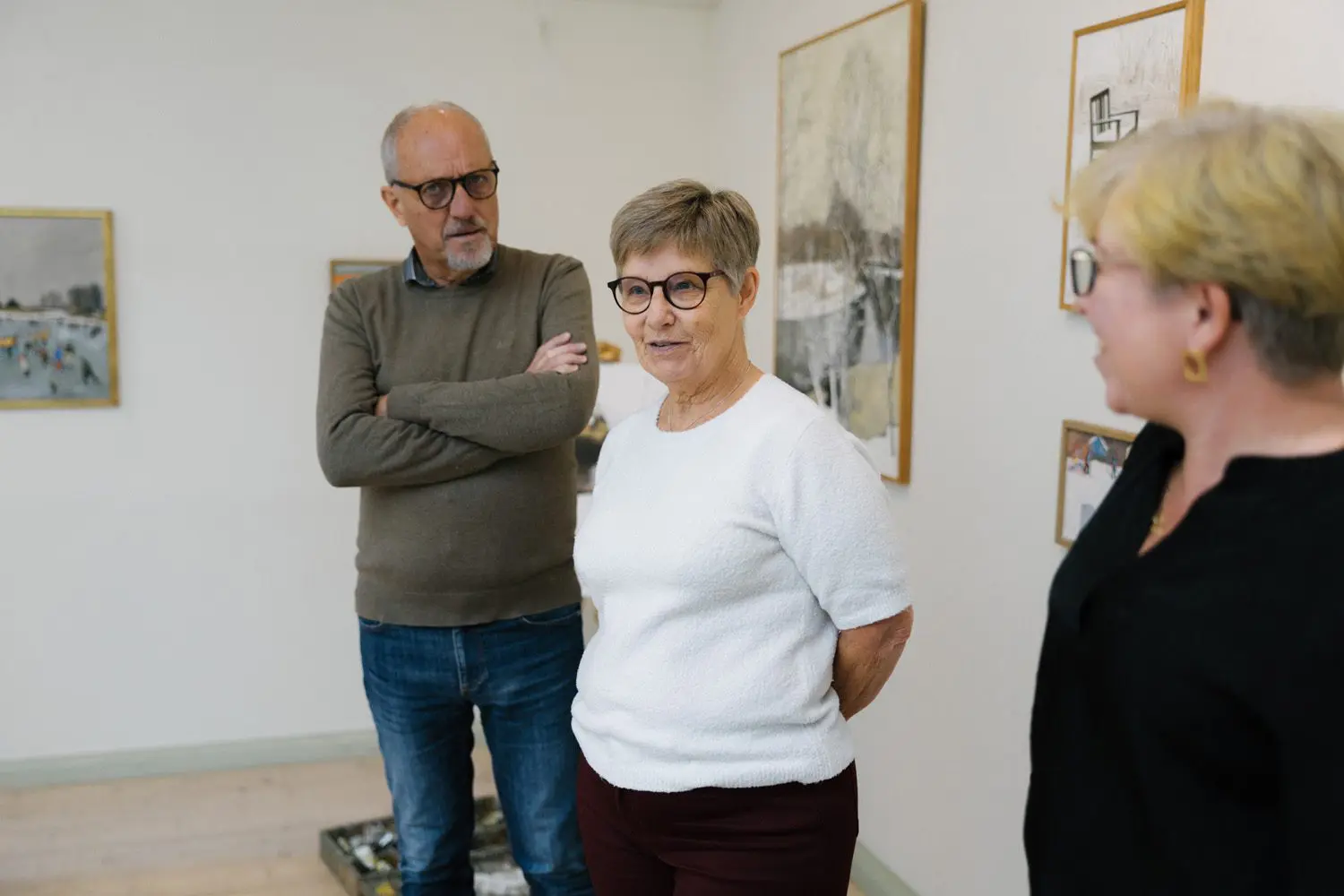 Besökare på Ljungbergmuseet i en stor och ljus sal,