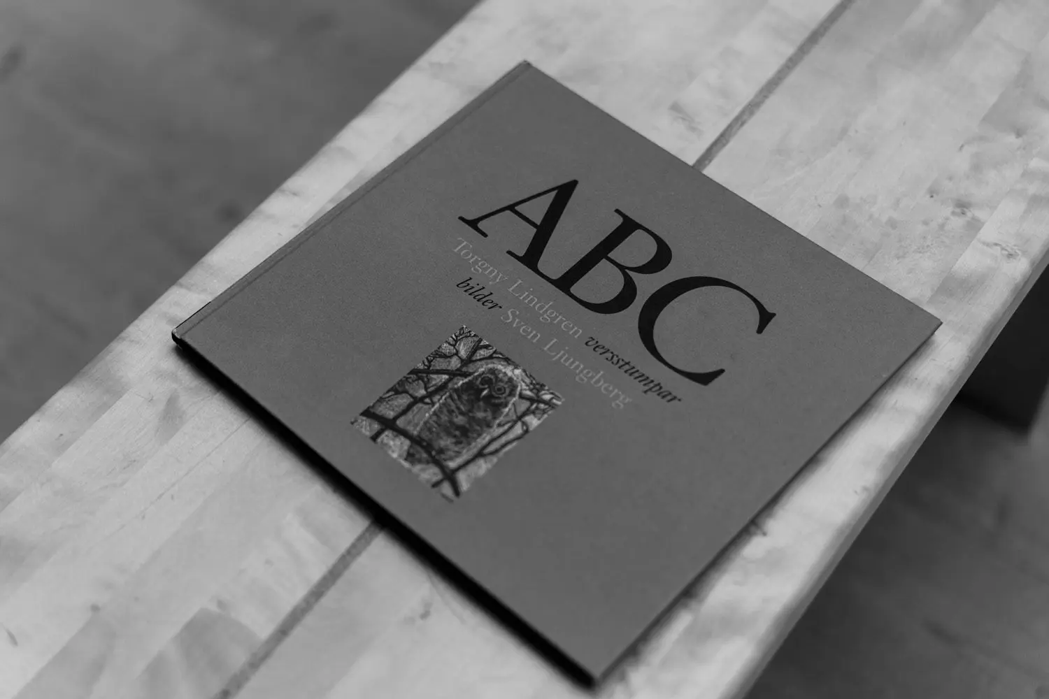 Bok med ABC i närbild.