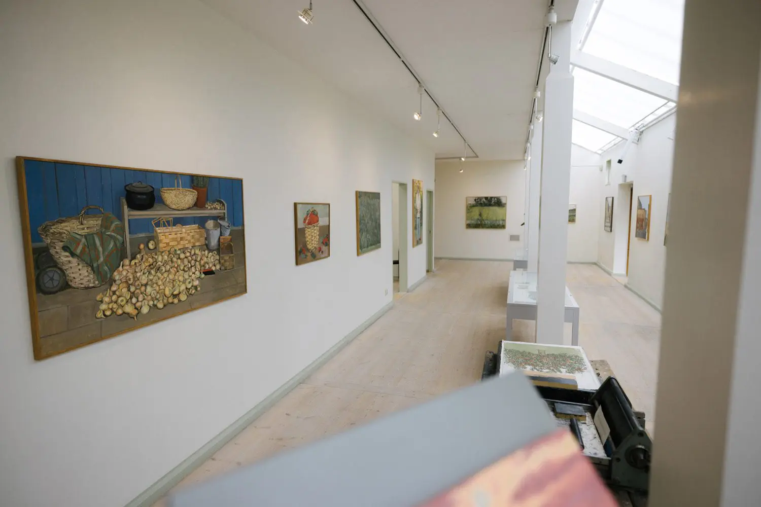 Utställning på Ljungbergmuseet i en stor och ljus sal.