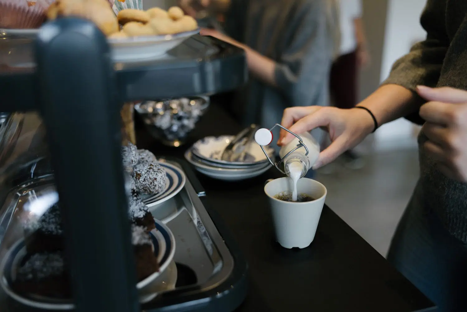 Fokus på kaffekopp i kaféet på Ljungbergmuseet.