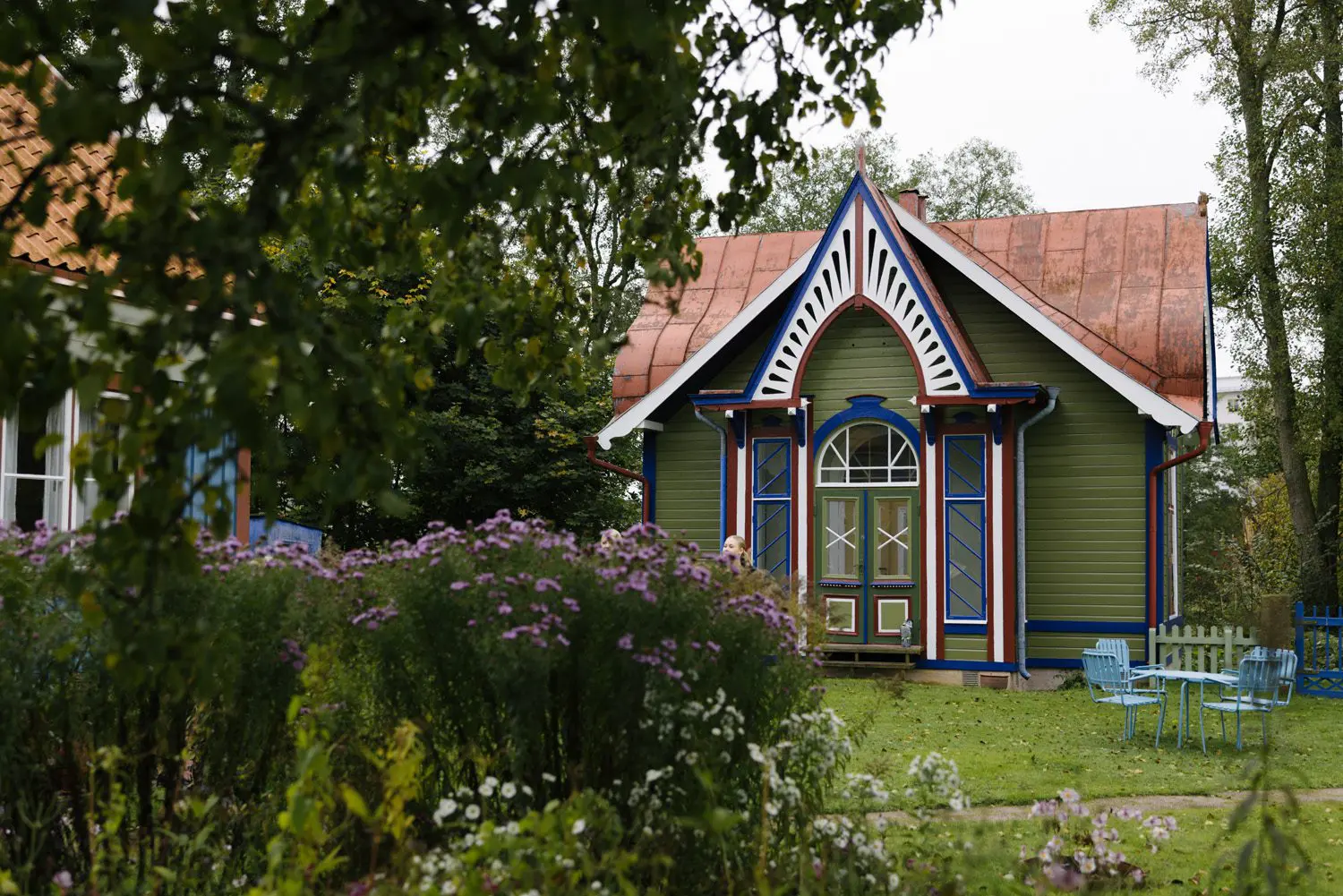 Utanför Sven Ljungbergs gröna bevarade hus.