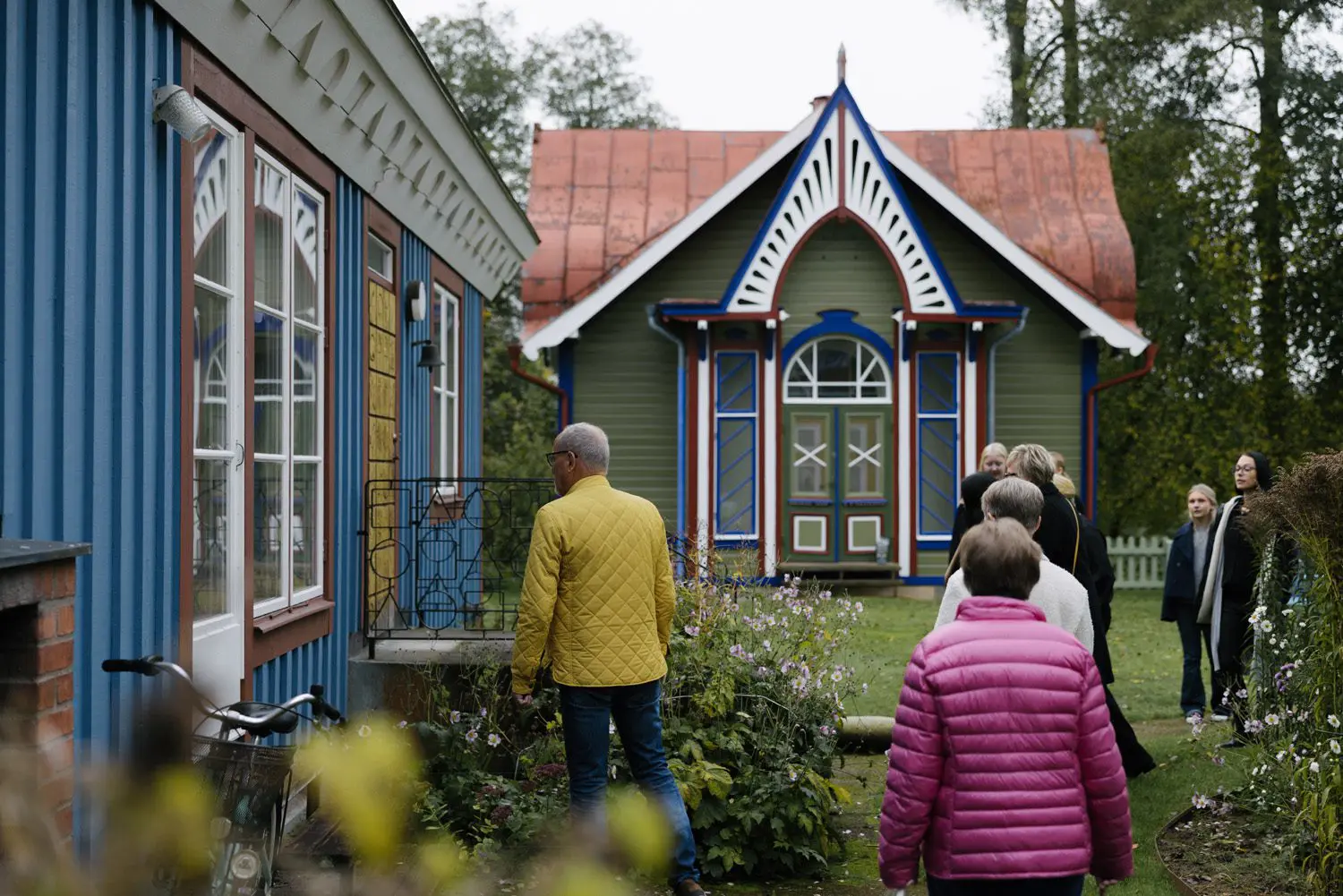 Utanför Sven Ljungbergs gröna bevarade hus.